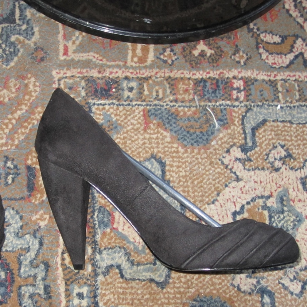 NIB Victoria's Secret Black Ruched Suede Pumps 7.5